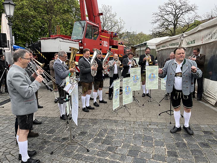 Wolfgang Grünbauer und Die "Münchner Oktoberfest Musikanten" musizierten zum Maibaum Aufstellen am Viktualienmarkt am 01.05.2022(Foto: Martin Schmitz)
